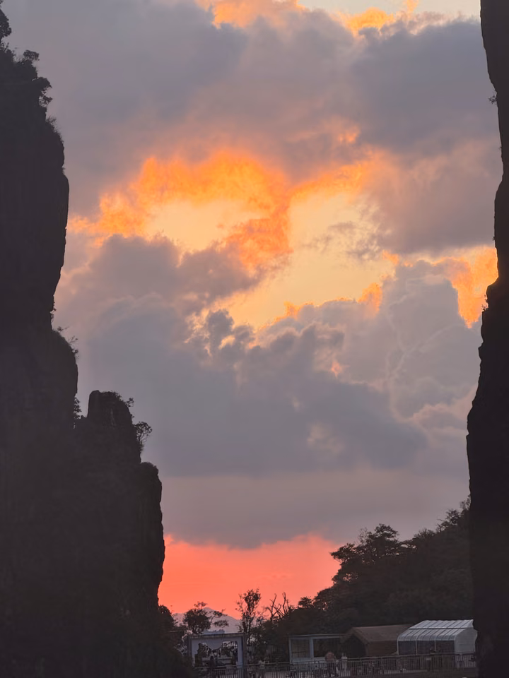 峡谷之间被夕阳染亮的云层